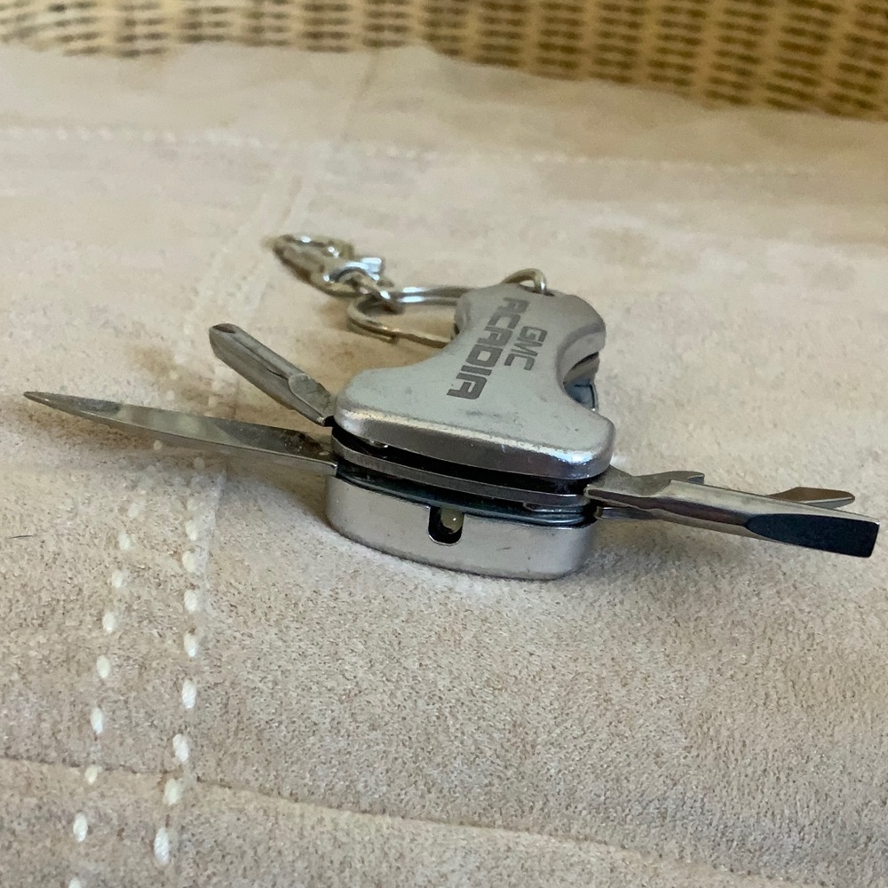 GMC ACADIA Utility & Flashlight Keychain - Picture 5 of 5